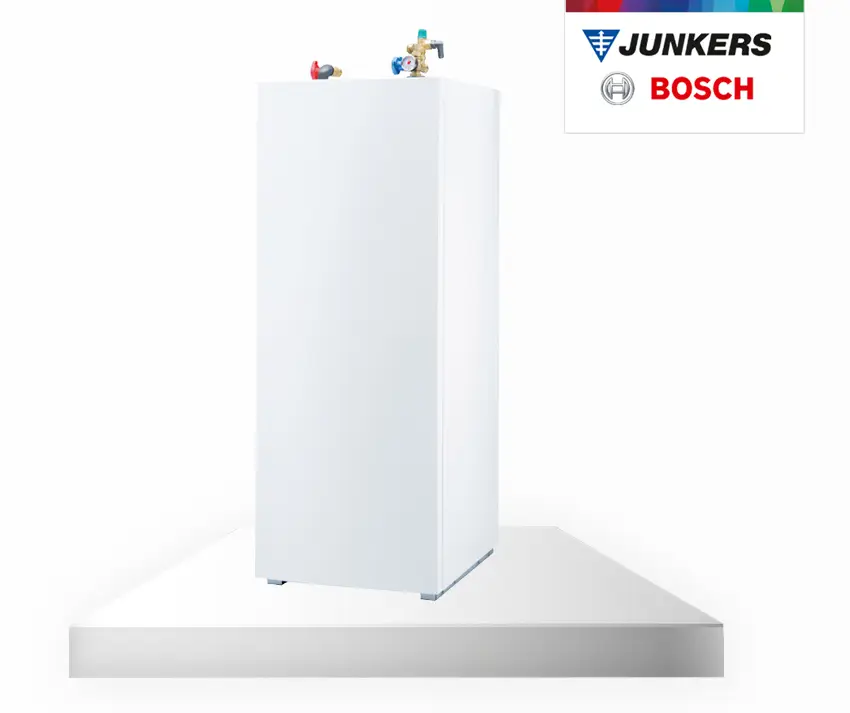 Weißer Pufferspeicher mit Anschlussventilen oben. Herstellerlogo von Junkers und Bosch im oberen Ecken. Auf einer Plattform präsentiert.